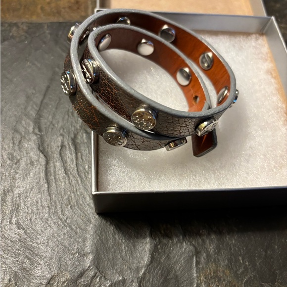 New Tory Burch Leather Logo Stud Double Wrap Bracelet - Picture 7 of 12